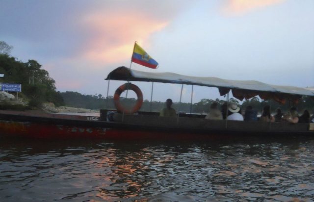 Båt på elva Napo som er en del av Amazonas