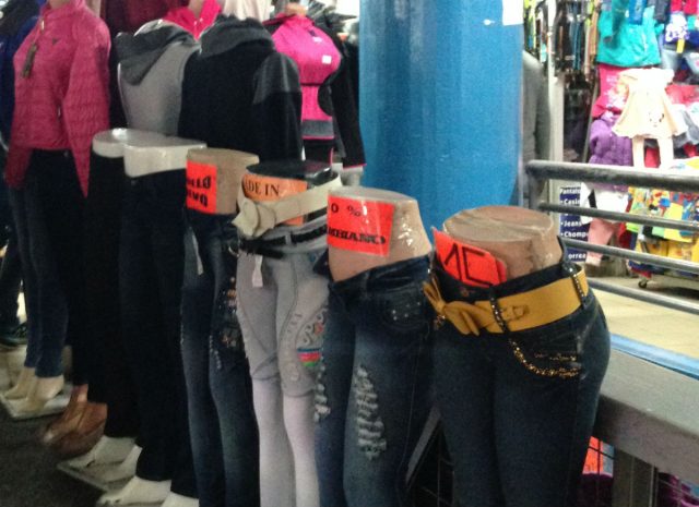 salg av bukser på marked ii Quito Ecuador