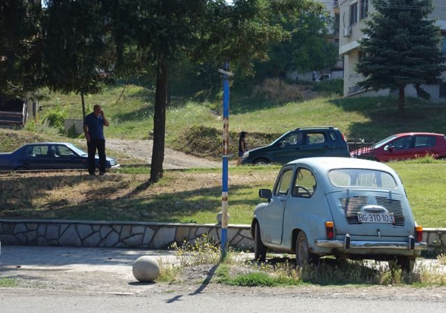 Liten bil parkert i Leposavic i Kosovo