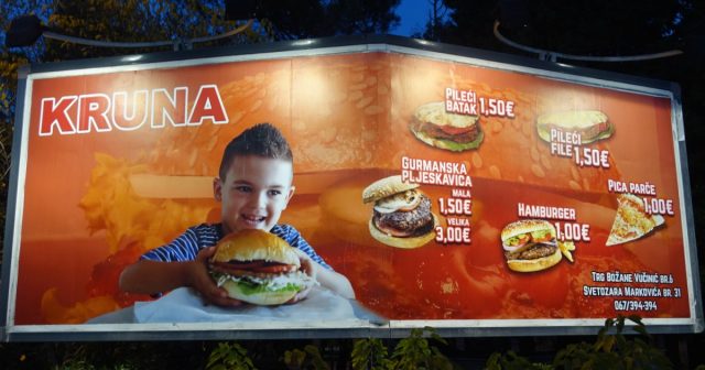 Reklame for hamburger i Podgorica, Montenegro. 