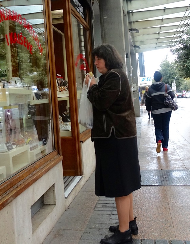Lokal dame på vindu-shopping i Podgorica, Montenegro.