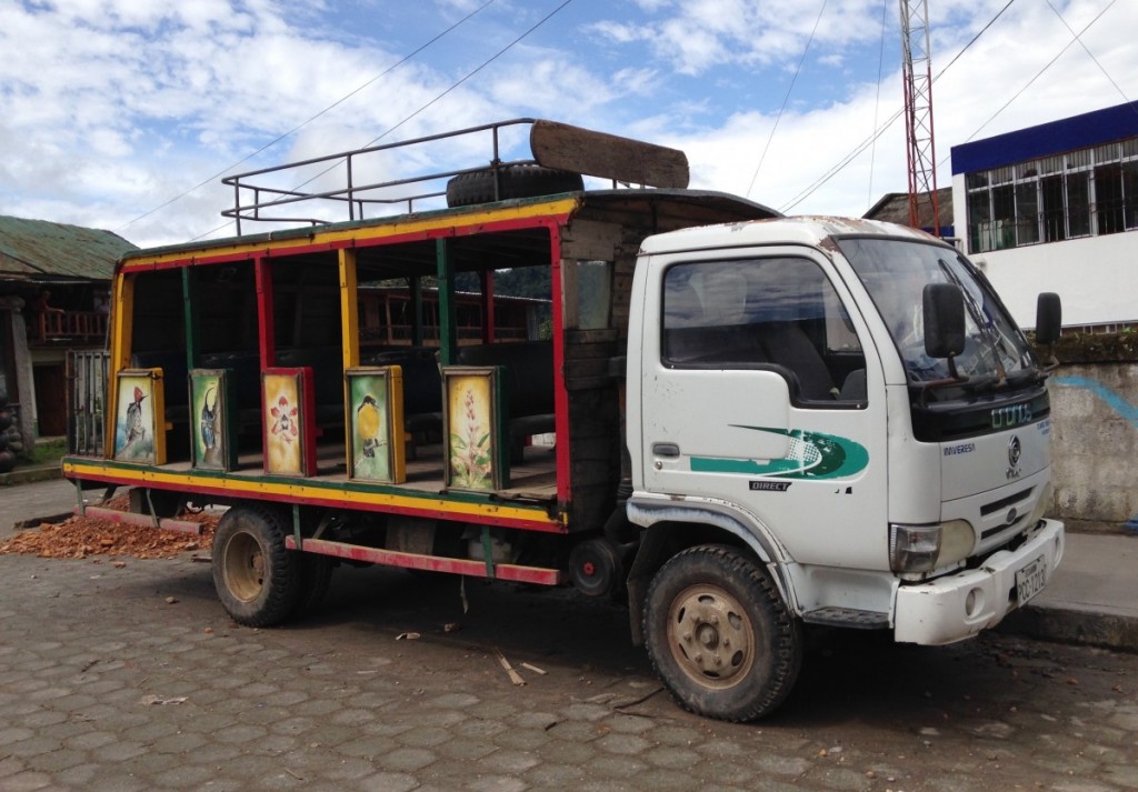 Chiva er en lokal buss som brukes på kysten i Ecuador.