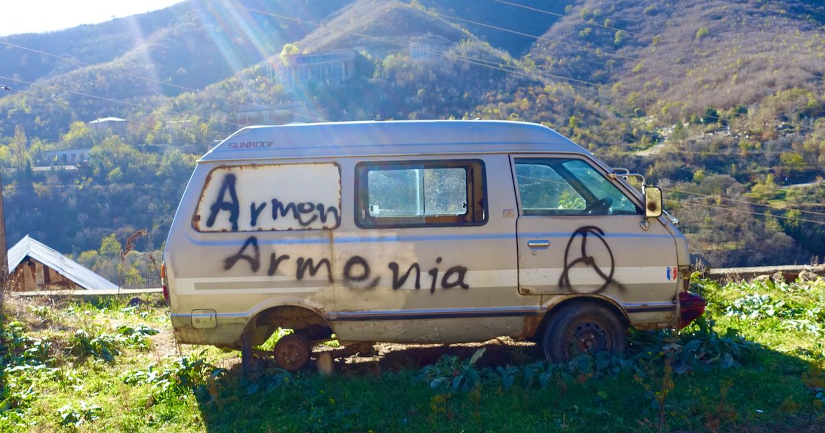 Forlatt bil med påskrift Armenia