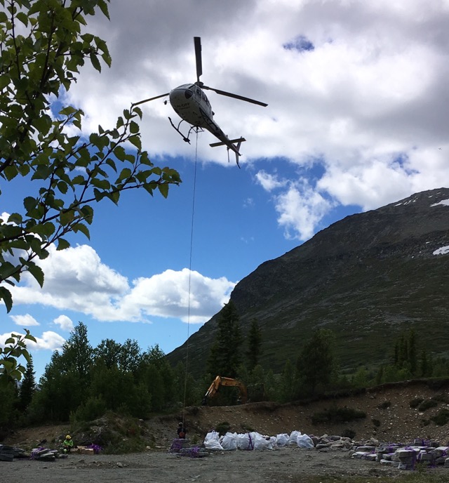 Helikopter over stien i Hemsedal