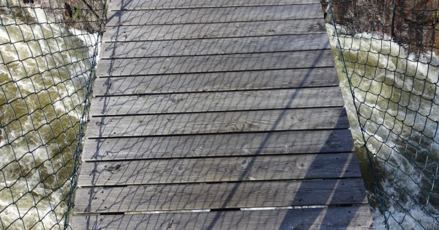 På hengebru i Iveland
