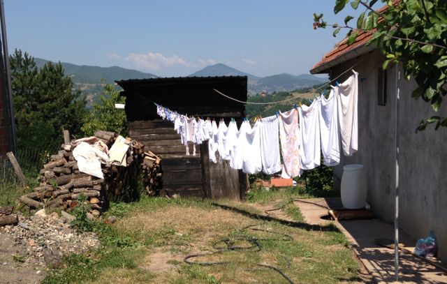 Klesvask utenfor et hus i Kosovo