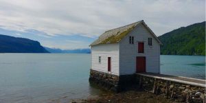 Hus ved havet i Kvam