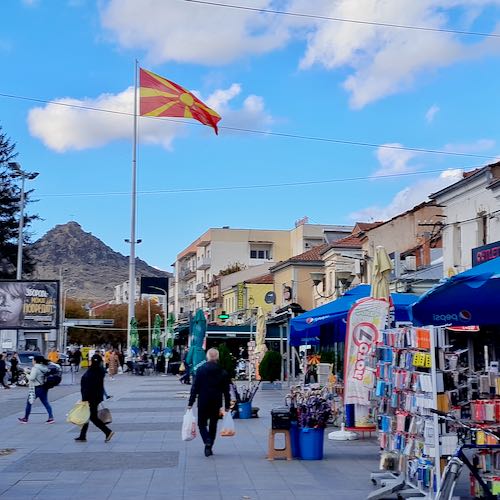 Gatebilde med flagg fra Nord-Makedonia