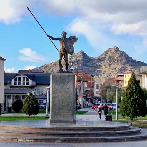 Statue midt i byen Prilep i Nord-Makedonia