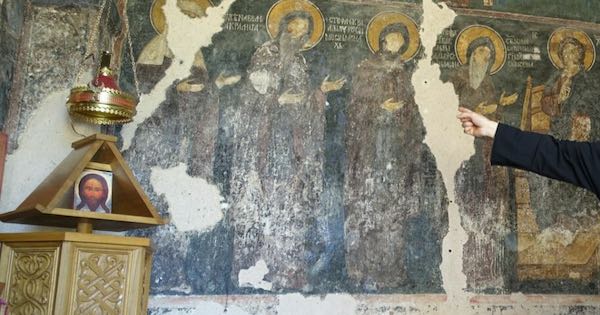En gammel tavle på et kloster på Balkan