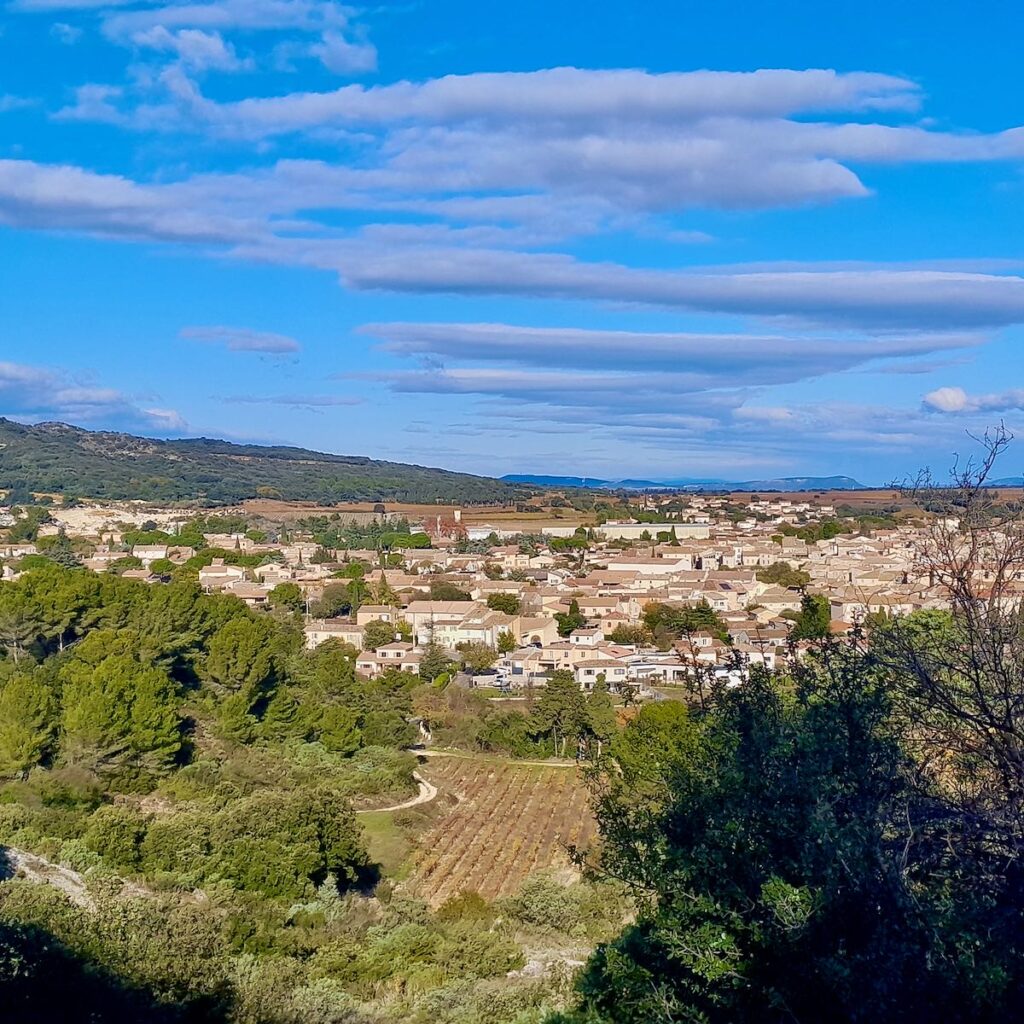 Utsikt mot landsby i Provence i Frankrike