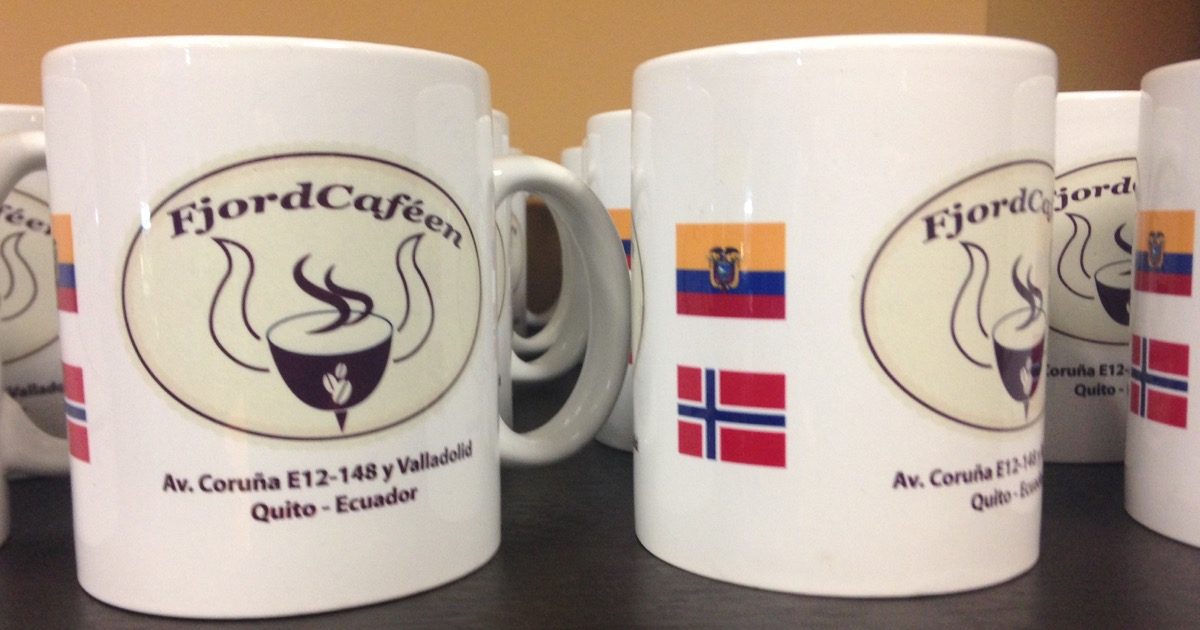 Kaffekopper med norsk og ecuadoriansk flagg
