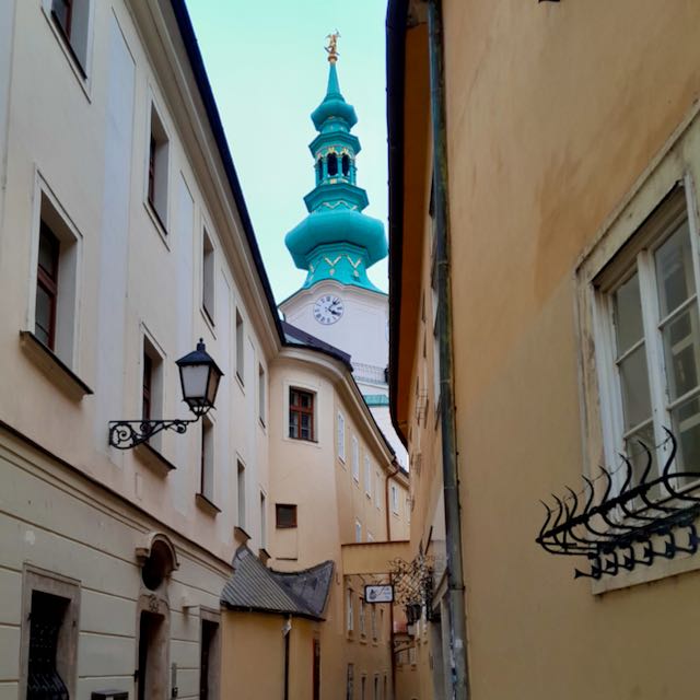 Gatebilde med et tårn i bakgrunnen