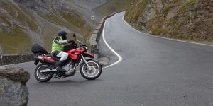 Motorsyklist på vei opp Stelviopasset