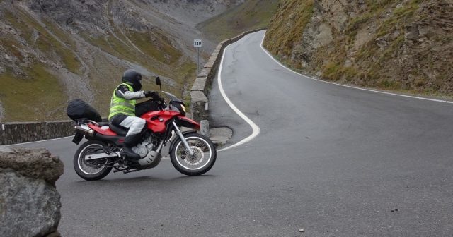Motorsyklist på vei opp Stelviopasset