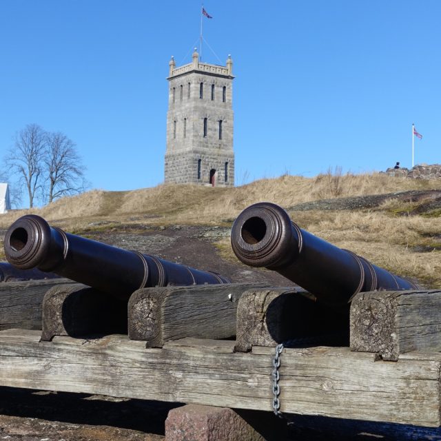 Kanoner ved Slottsfjellet med tårnet i bakgrunnen