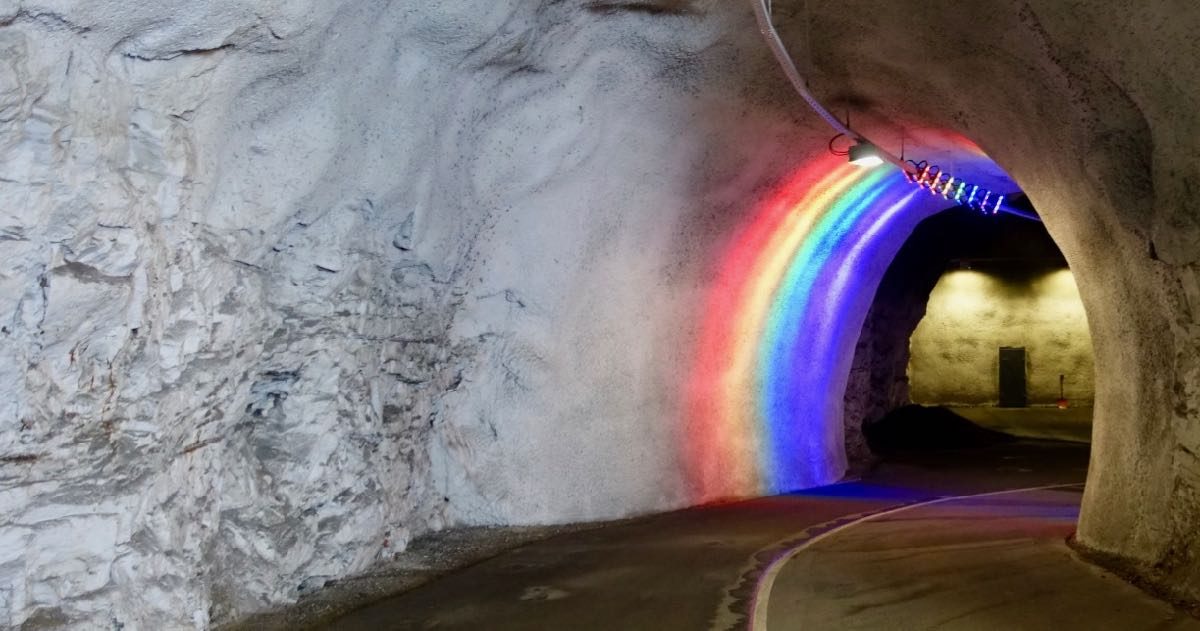 Regnbuelys inne i tunnellen